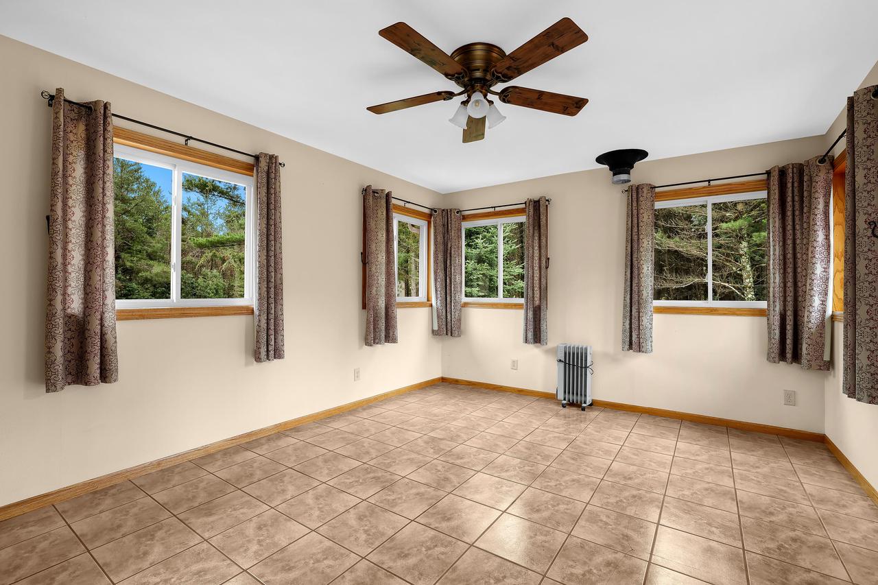 W2527 Davis Creek ROAD