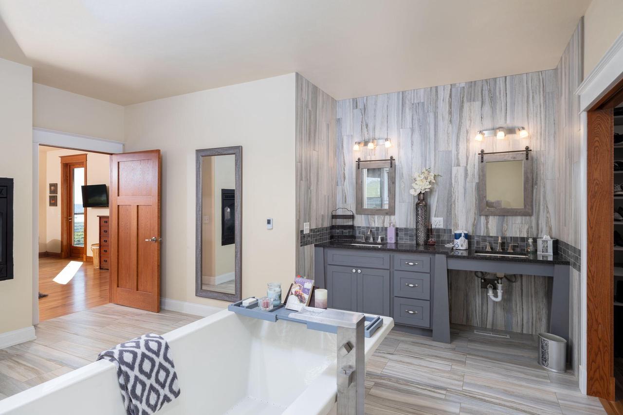 W10083 View LANE NORTH North