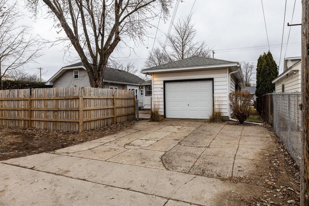 2140 Green Bay STREET
