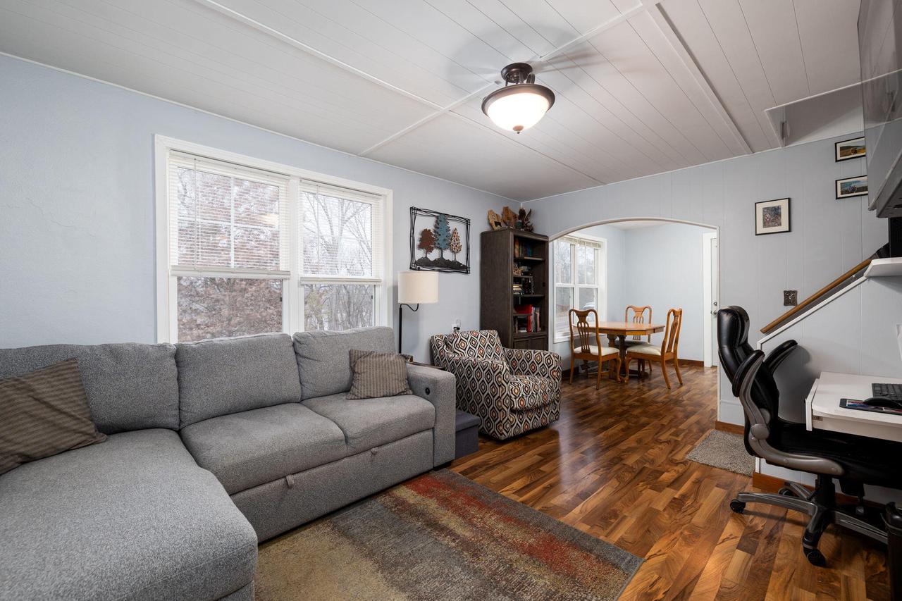 1834 Lakeshore DRIVE