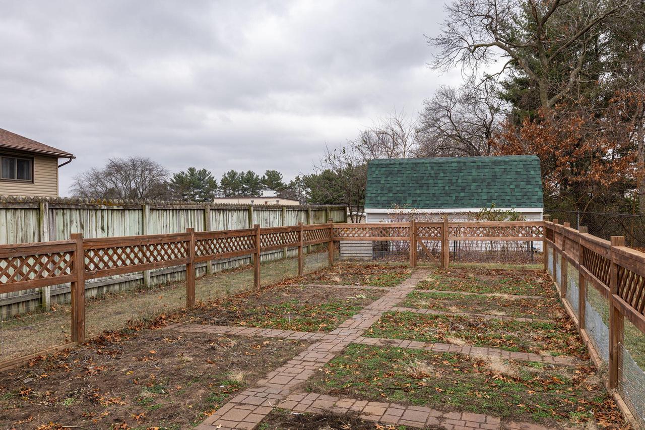 1834 Lakeshore DRIVE