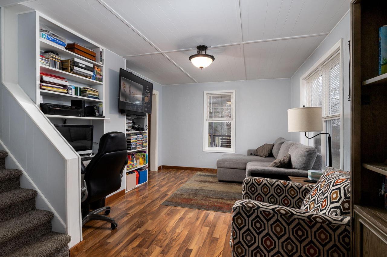 1834 Lakeshore DRIVE