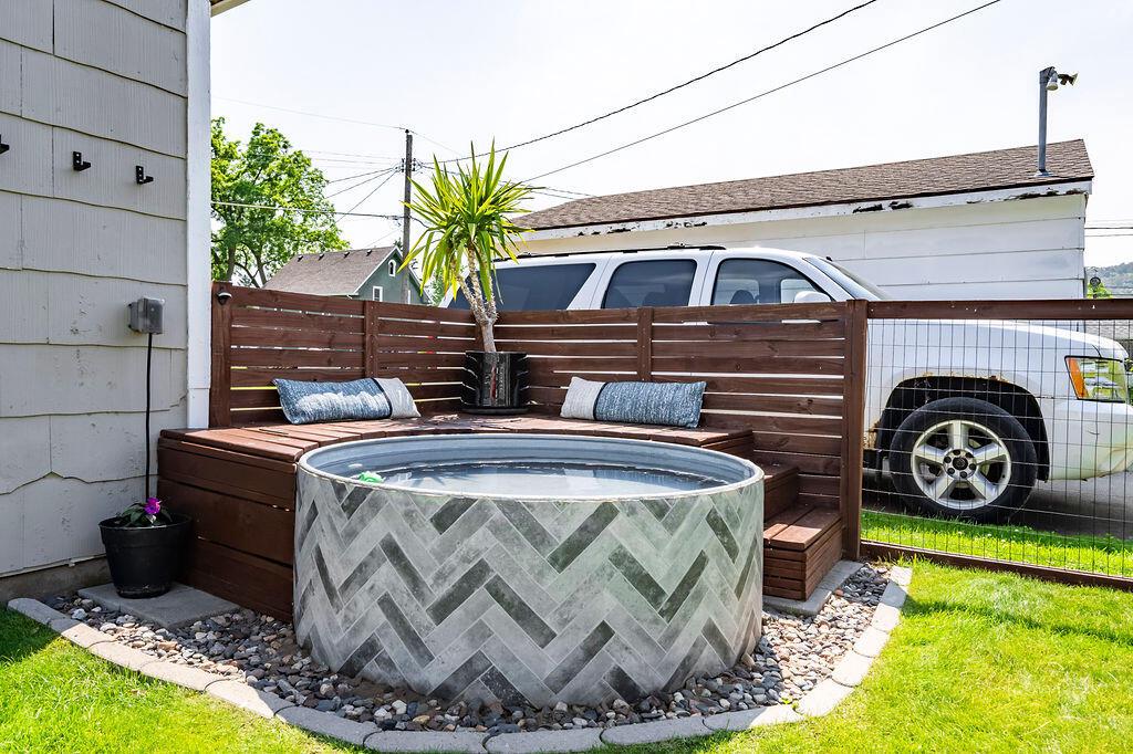 327 2nd STREET NORTH North