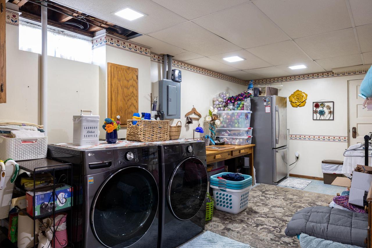 1554 Young DRIVE WEST West