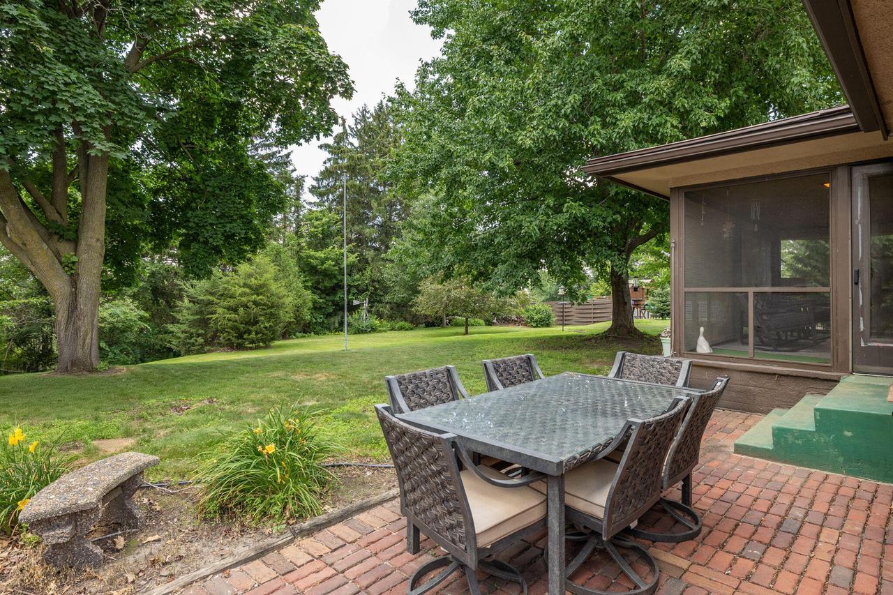 1554 Young DRIVE WEST West