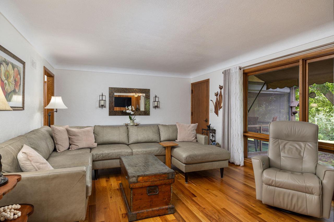 1554 Young DRIVE WEST West