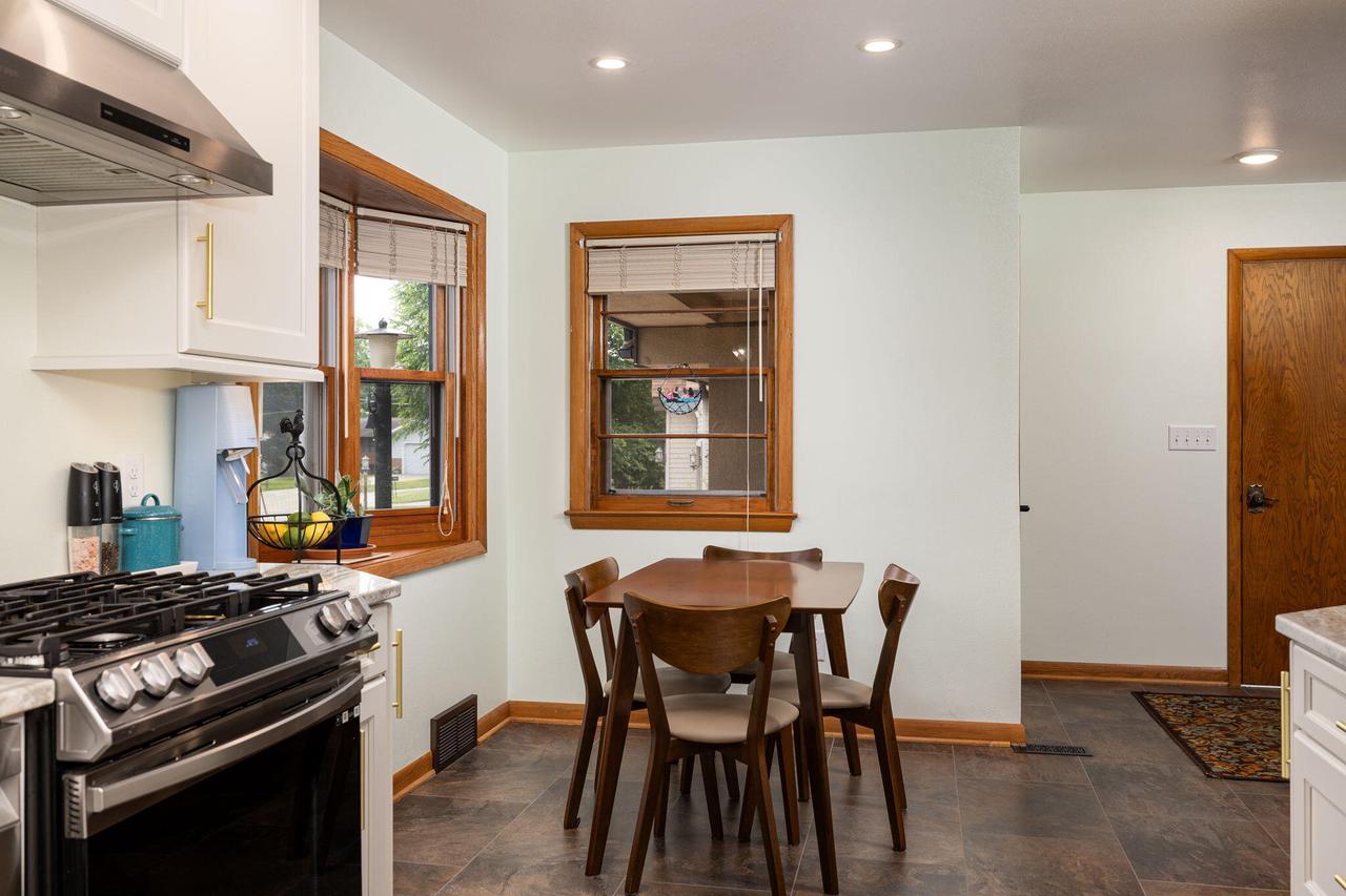 1554 Young DRIVE WEST West