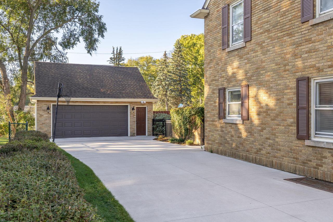 2520 Edgewood PLACE