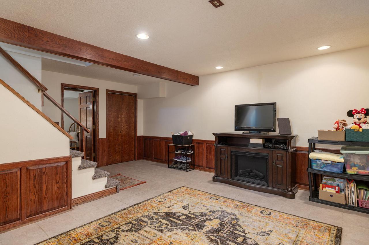 2520 Edgewood PLACE
