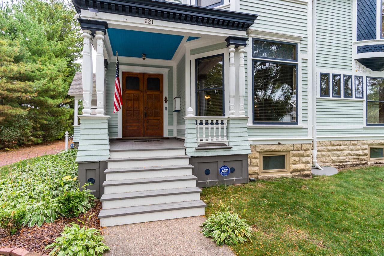 221 10th STREET SOUTH South