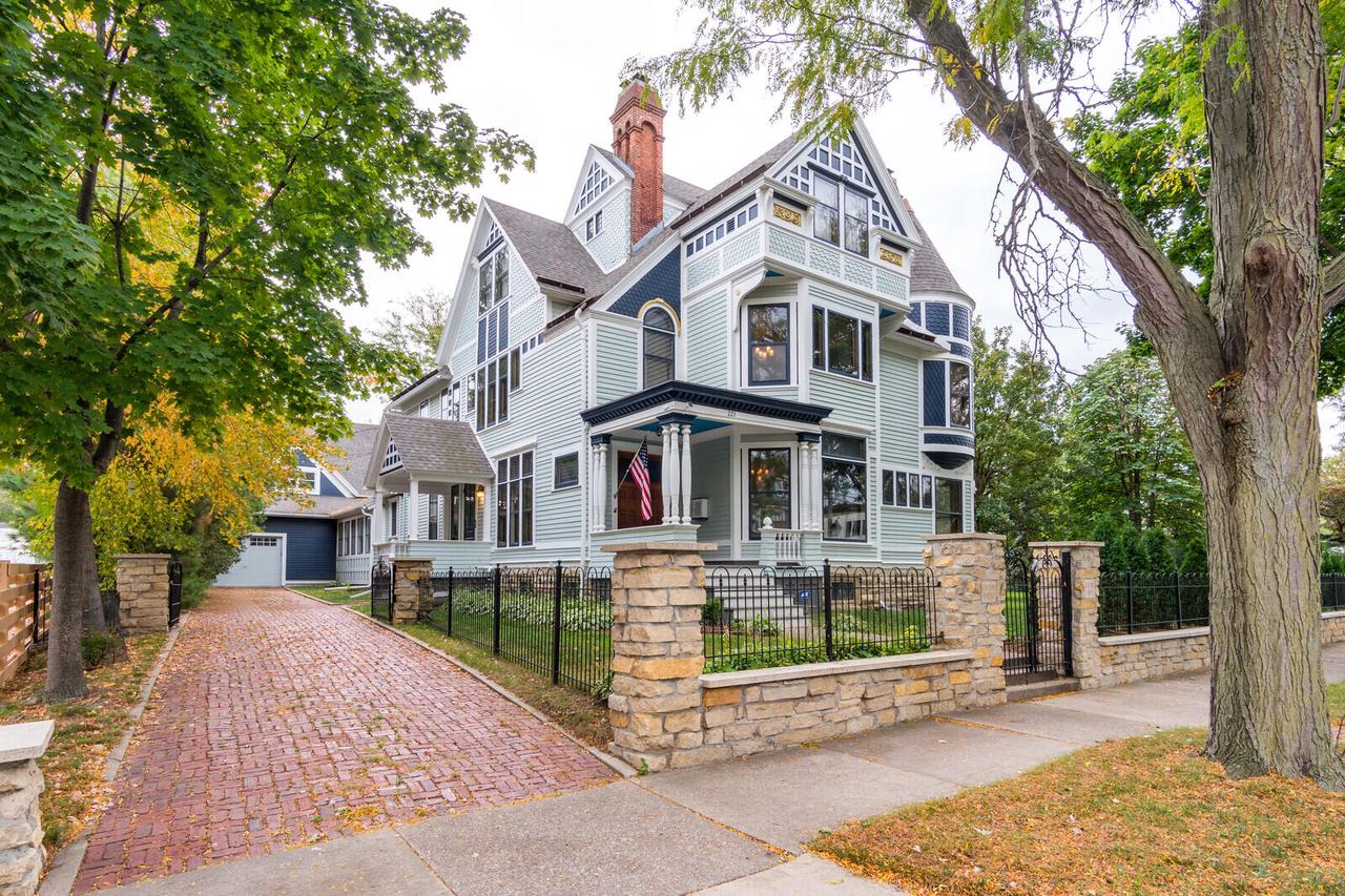 221 10th STREET SOUTH South