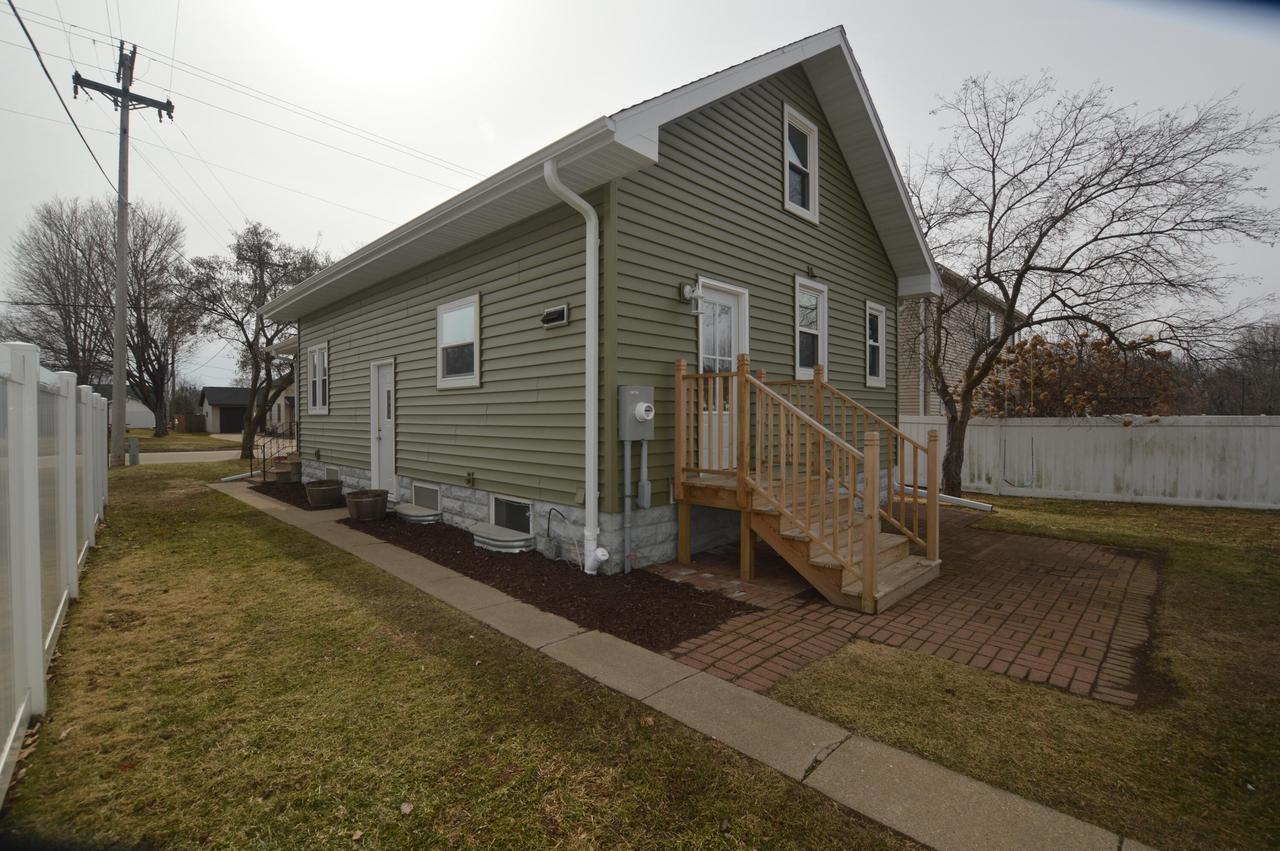109 Roberts STREET W W
