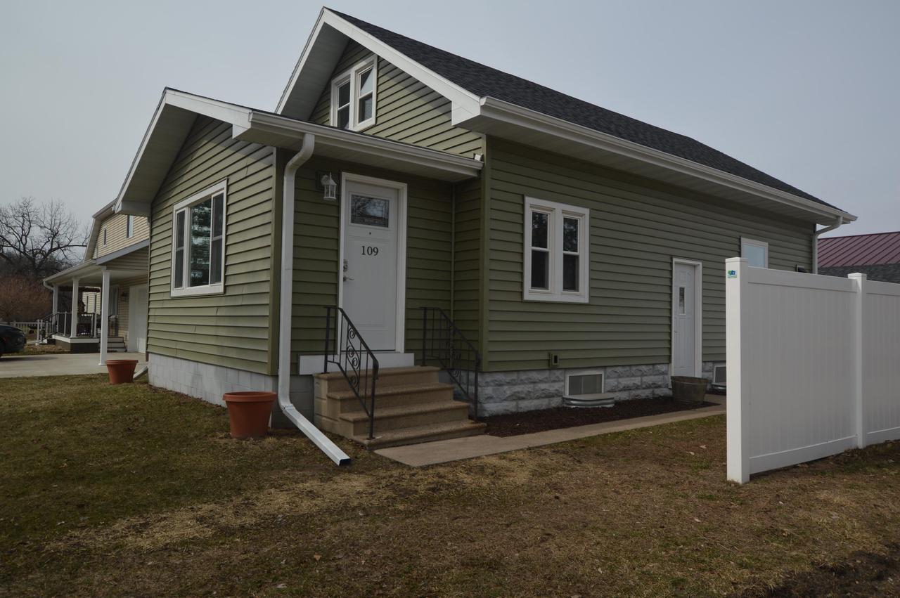 109 Roberts STREET W W