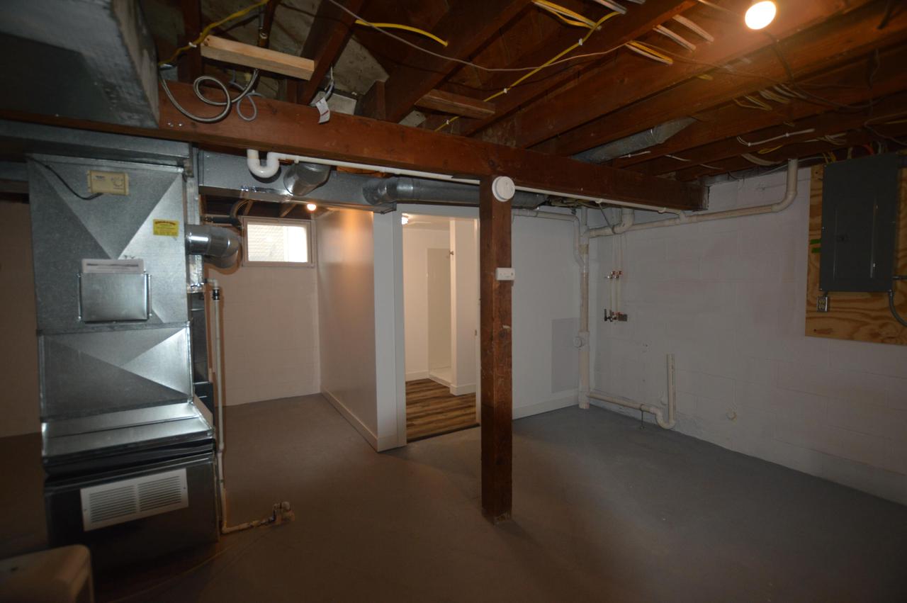 109 Roberts STREET W W