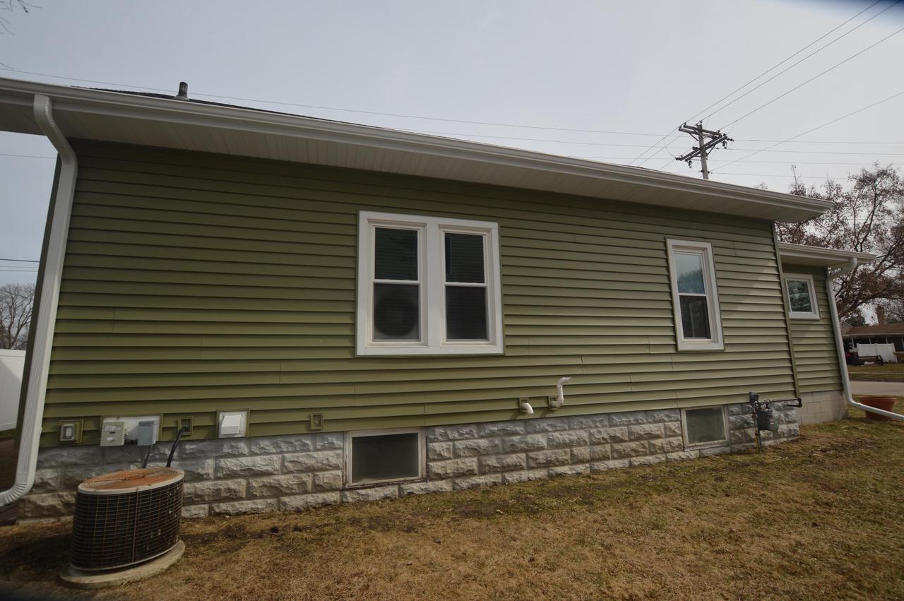 109 Roberts STREET W W