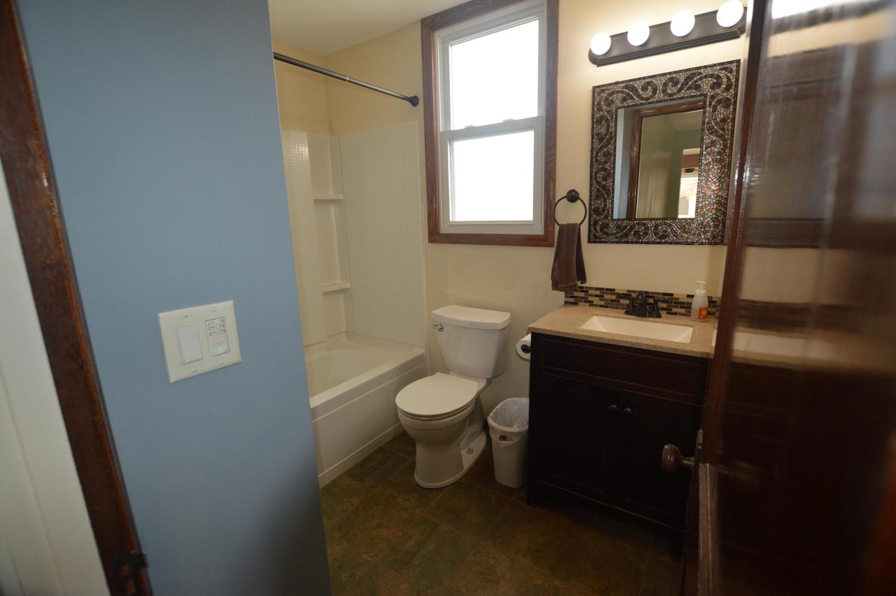 109 Roberts STREET W W