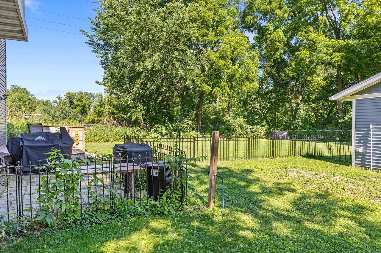 W884 Mohawk LANE E E