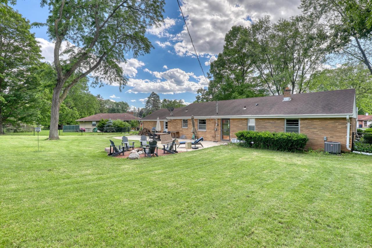 W158N5752 Elmway DRIVE