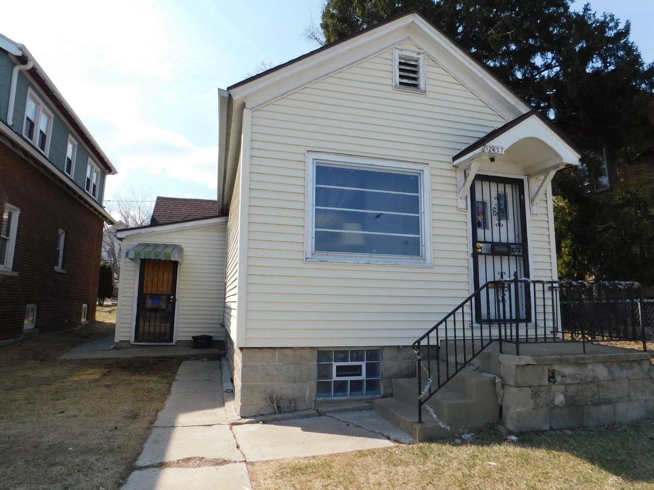 2457 North Holton STREET