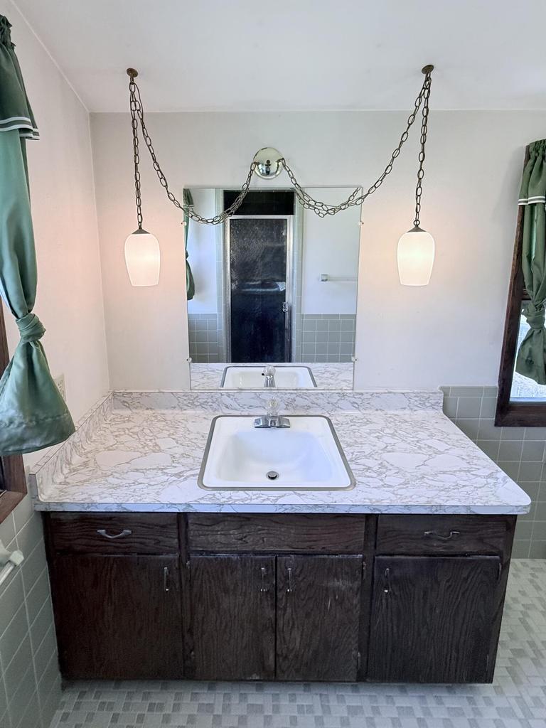 1141 West Acacia ROAD