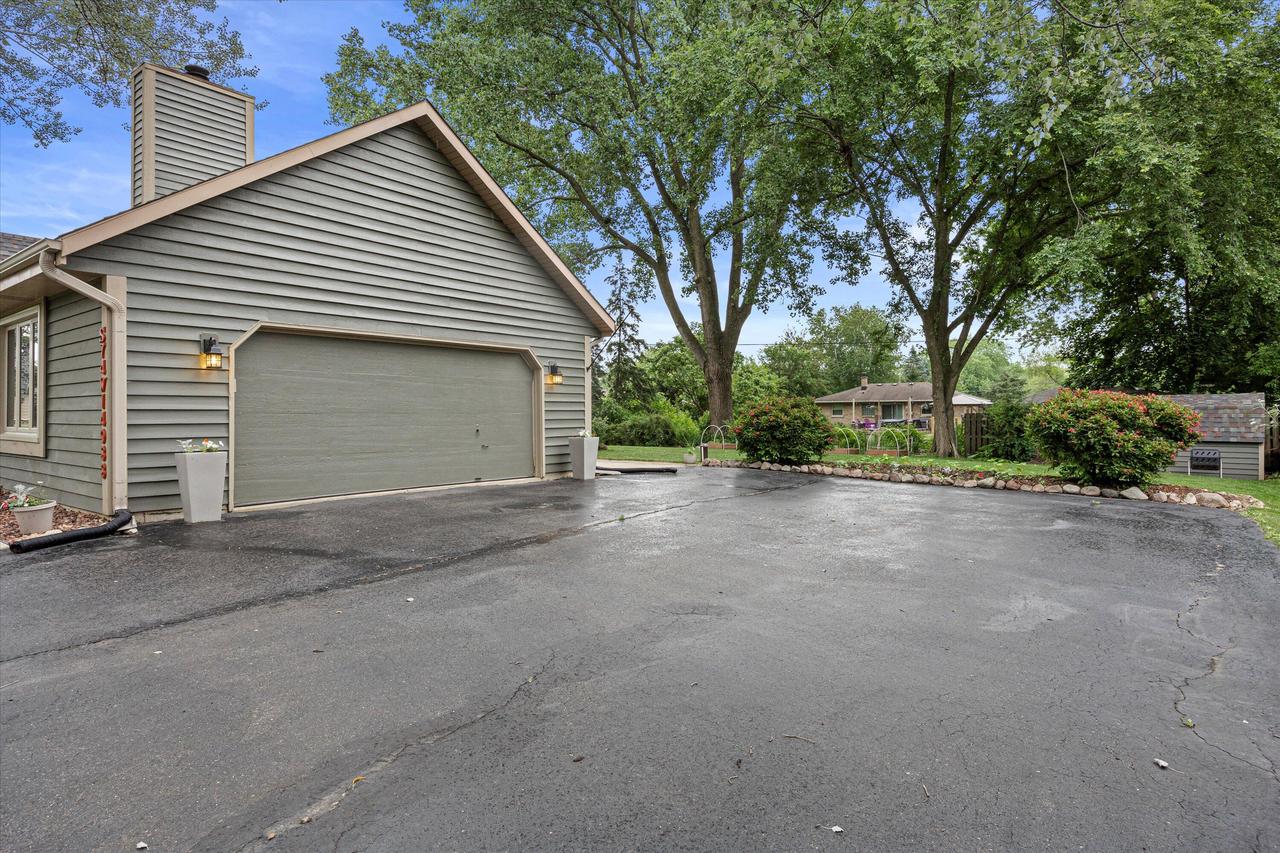 S74W14933 Woods ROAD