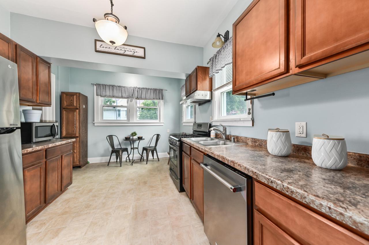 7233 Milwaukee AVENUE 7235