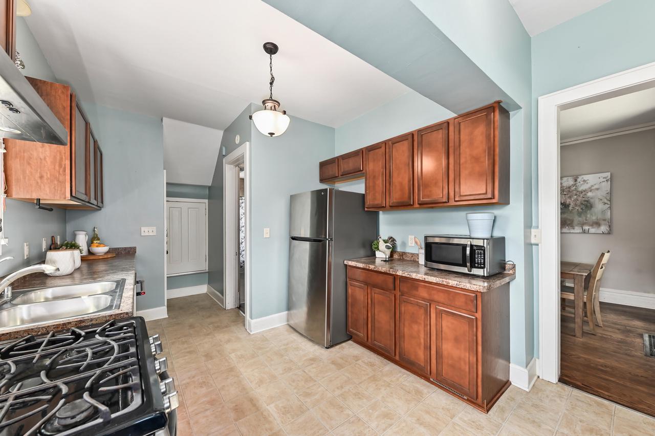 7233 Milwaukee AVENUE 7235