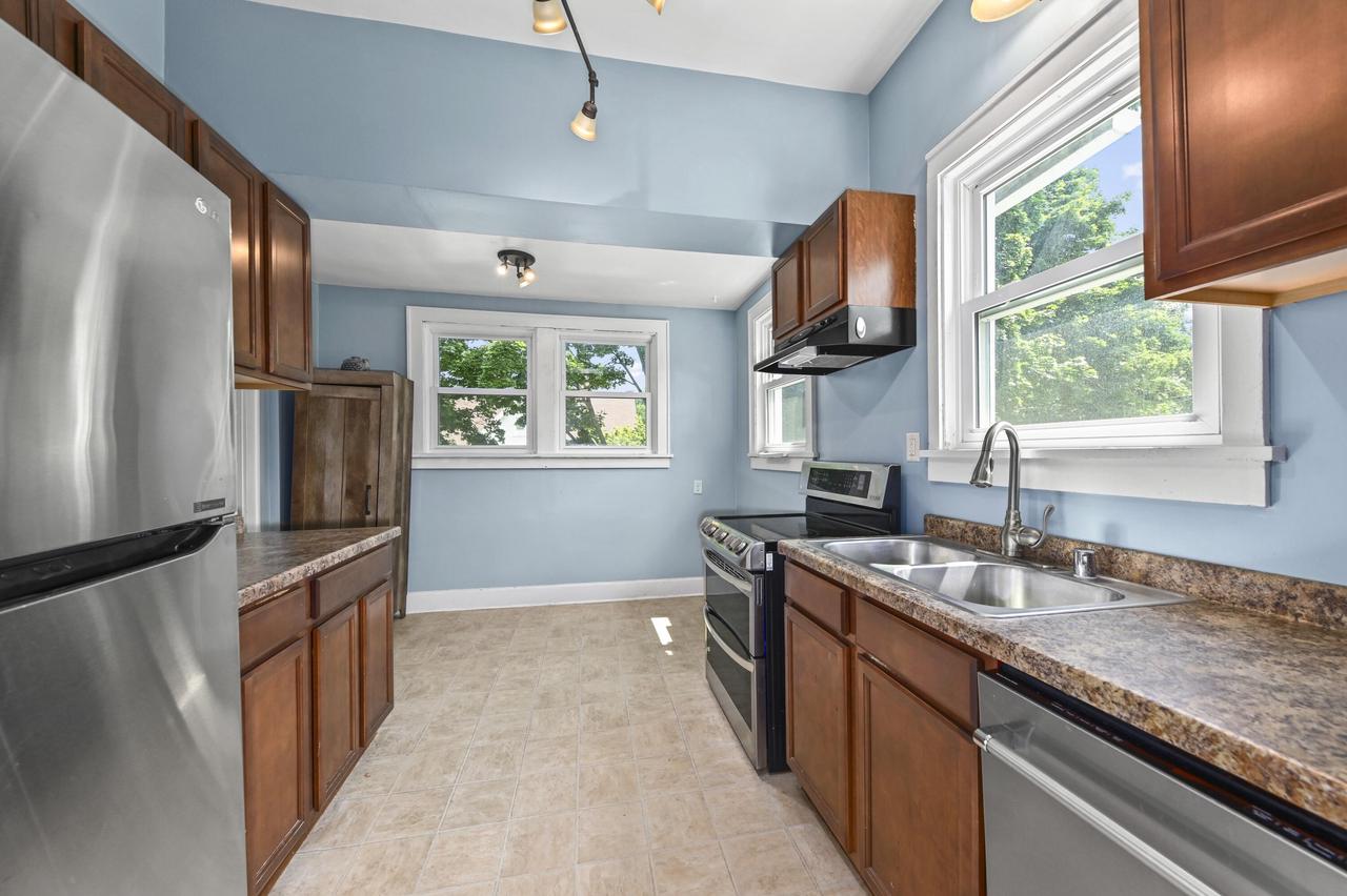 7233 Milwaukee AVENUE 7235