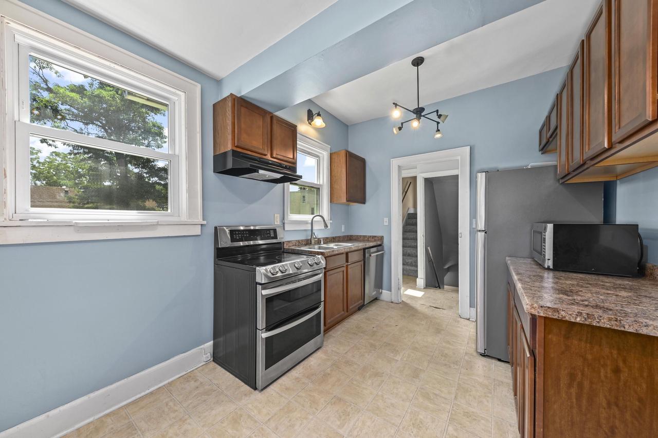 7233 Milwaukee AVENUE 7235