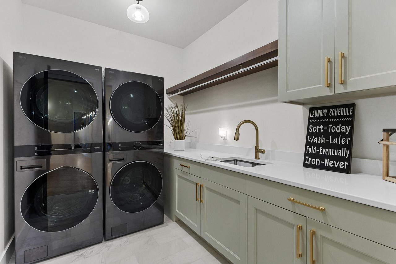 8313 North Links WAY