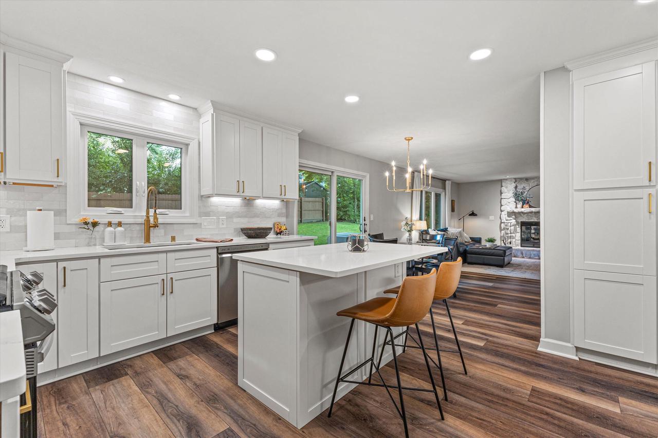 3952 South Victoria CIRCLE