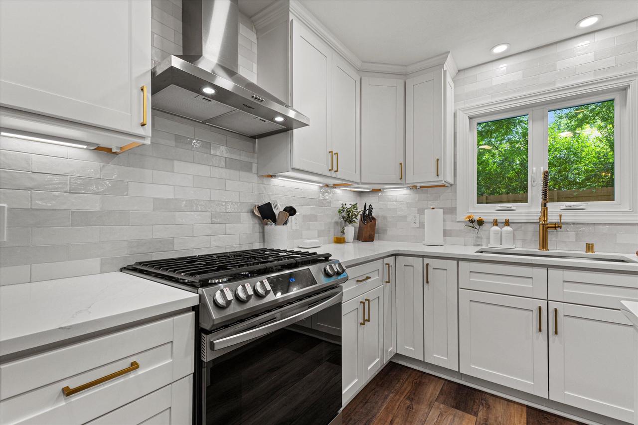 3952 South Victoria CIRCLE