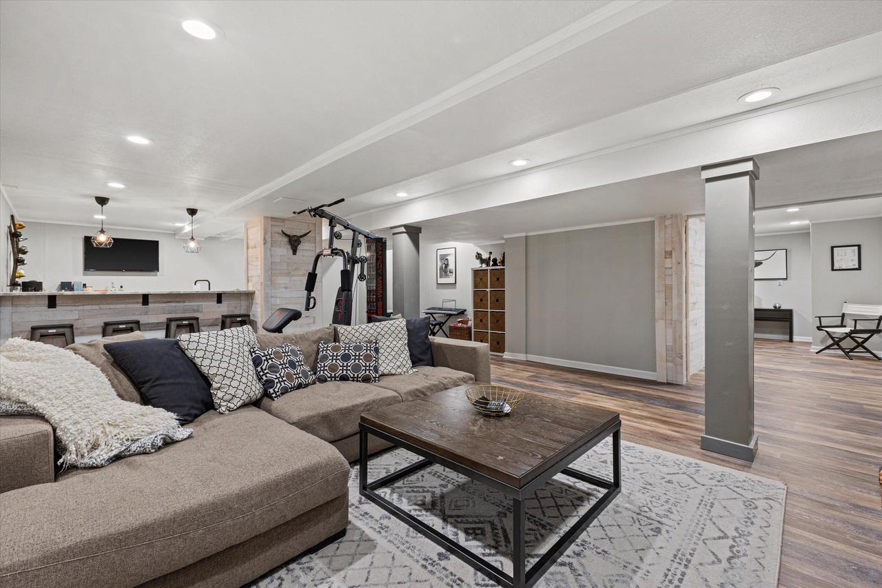 3952 South Victoria CIRCLE