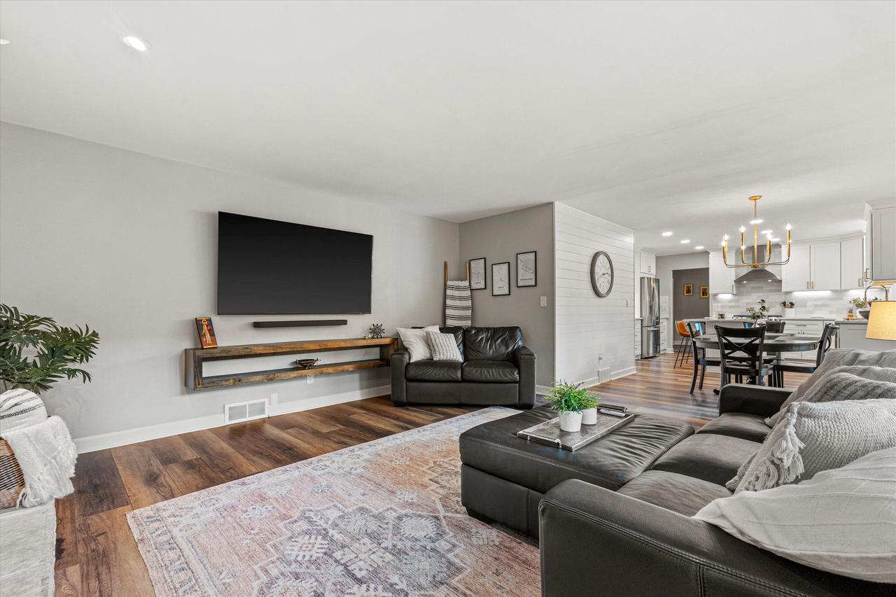 3952 South Victoria CIRCLE