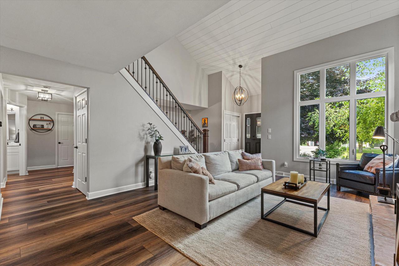 3952 South Victoria CIRCLE