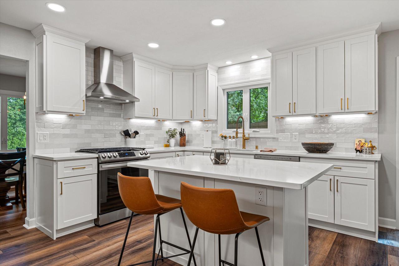 3952 South Victoria CIRCLE