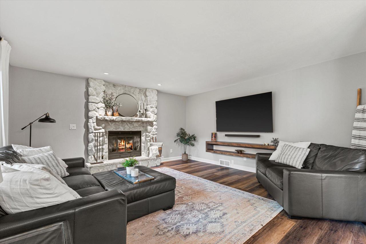 3952 South Victoria CIRCLE