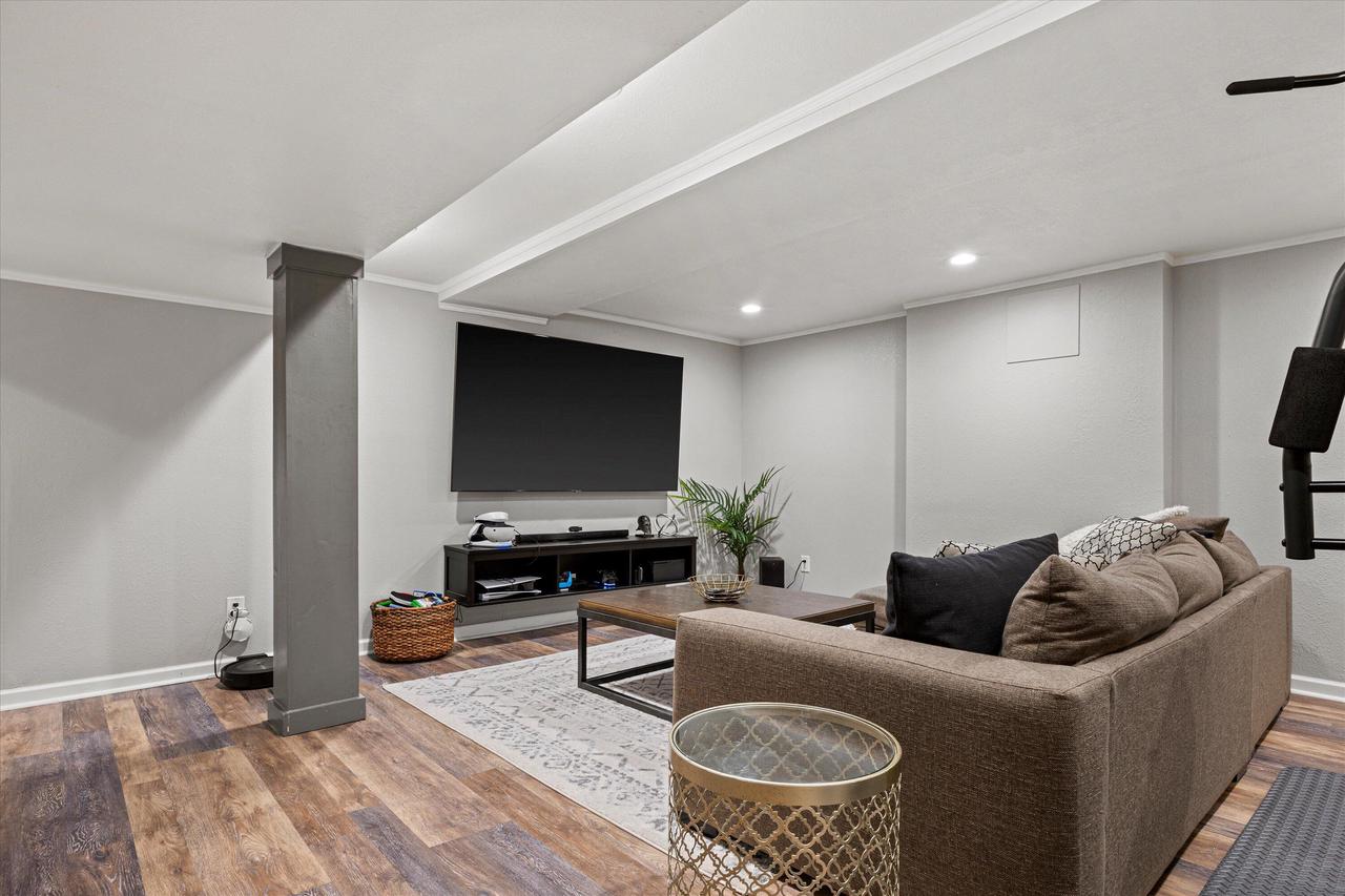 3952 South Victoria CIRCLE