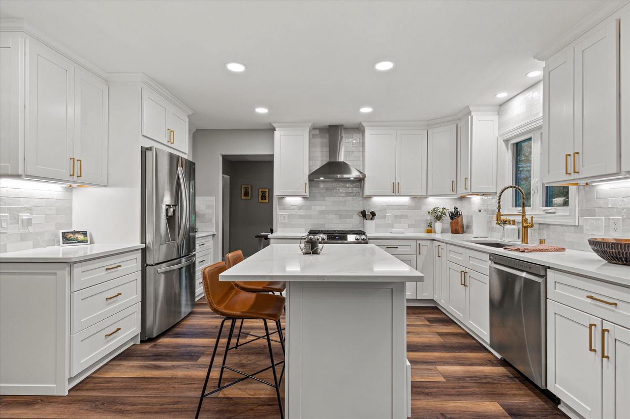 3952 South Victoria CIRCLE