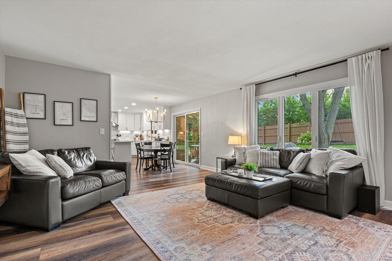 3952 South Victoria CIRCLE