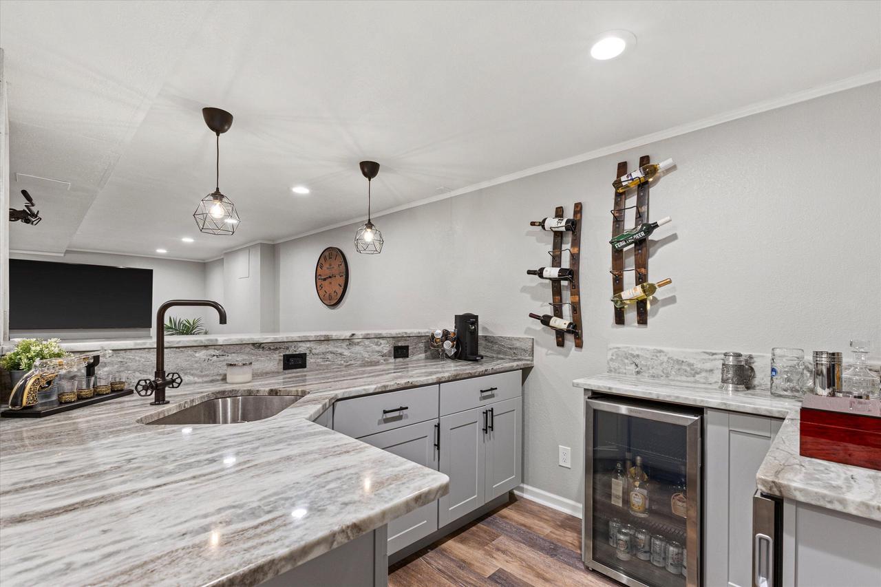 3952 South Victoria CIRCLE