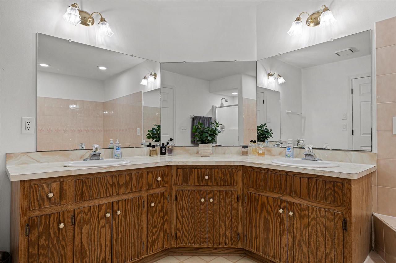 3952 South Victoria CIRCLE