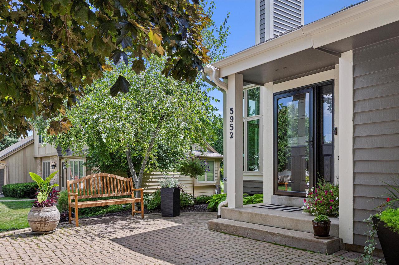 3952 South Victoria CIRCLE