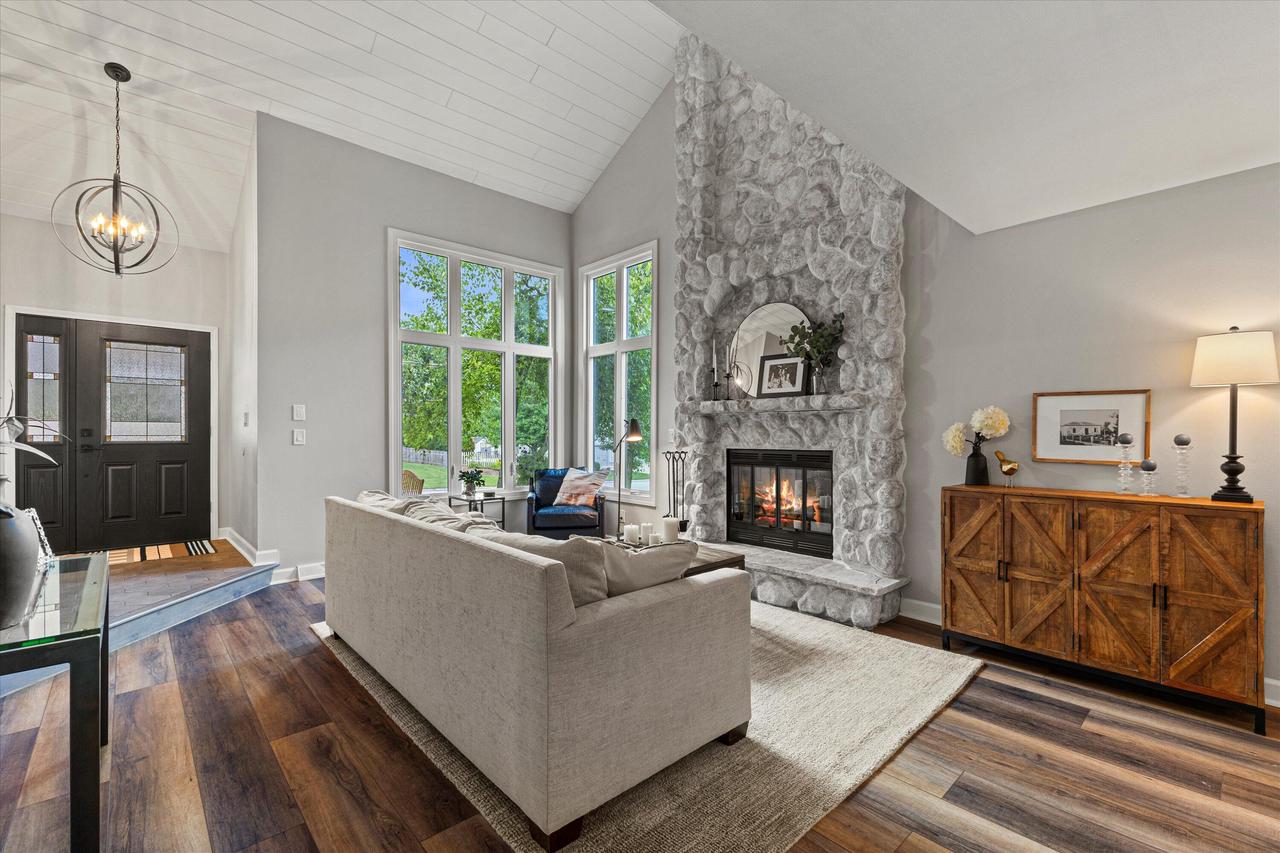 3952 South Victoria CIRCLE