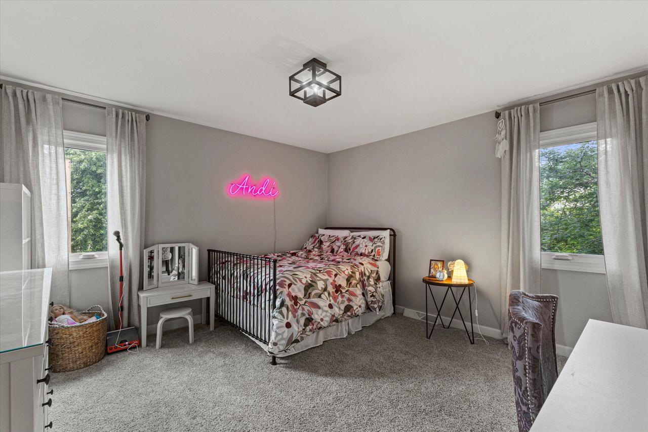 3952 South Victoria CIRCLE