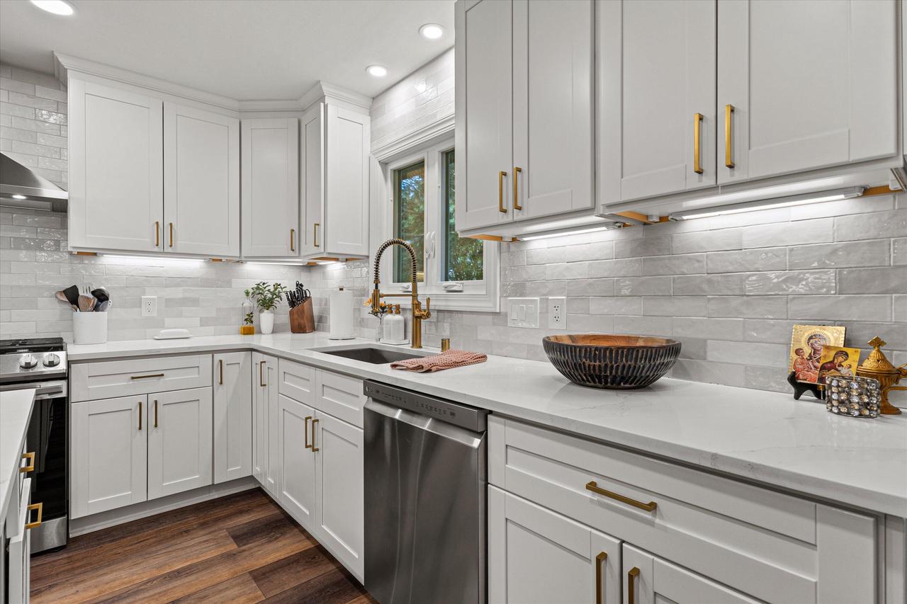 3952 South Victoria CIRCLE