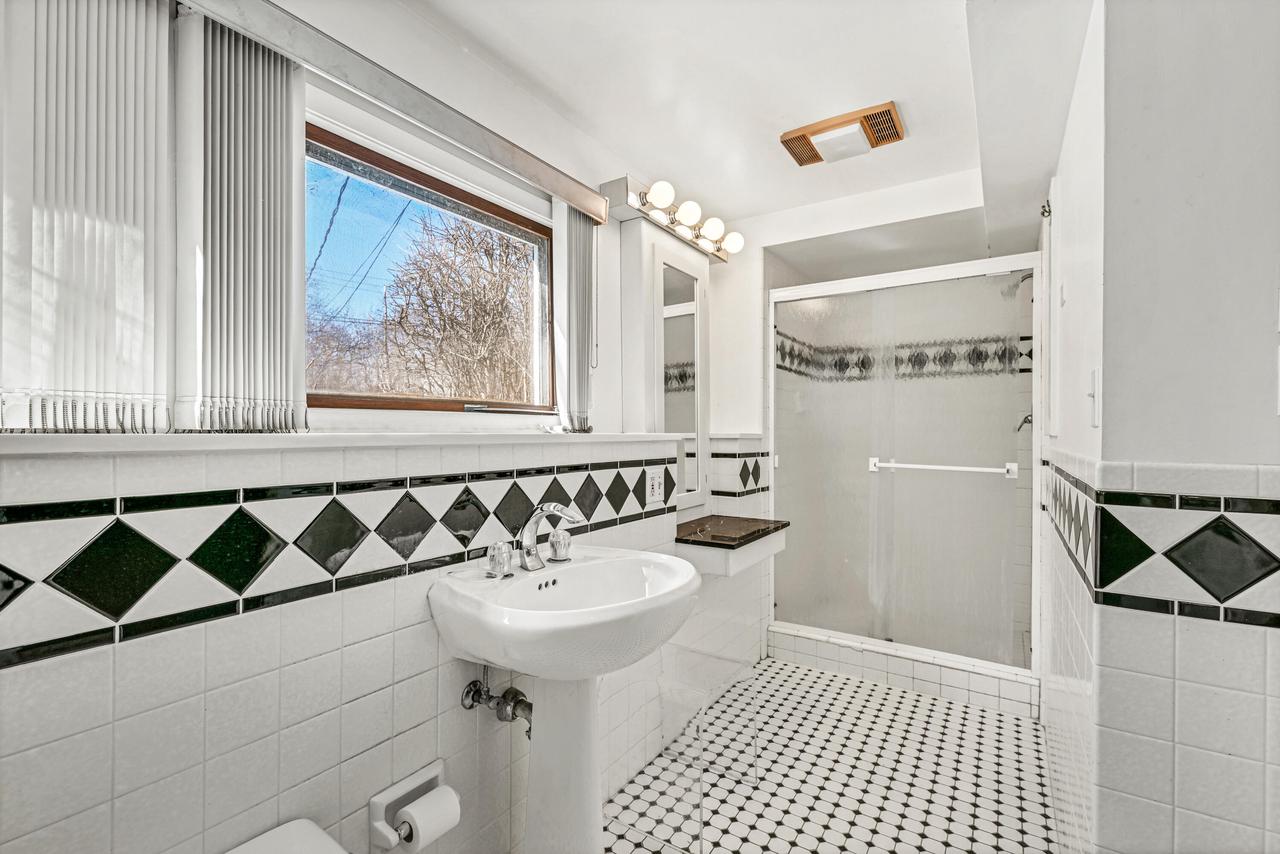 9001 North King ROAD