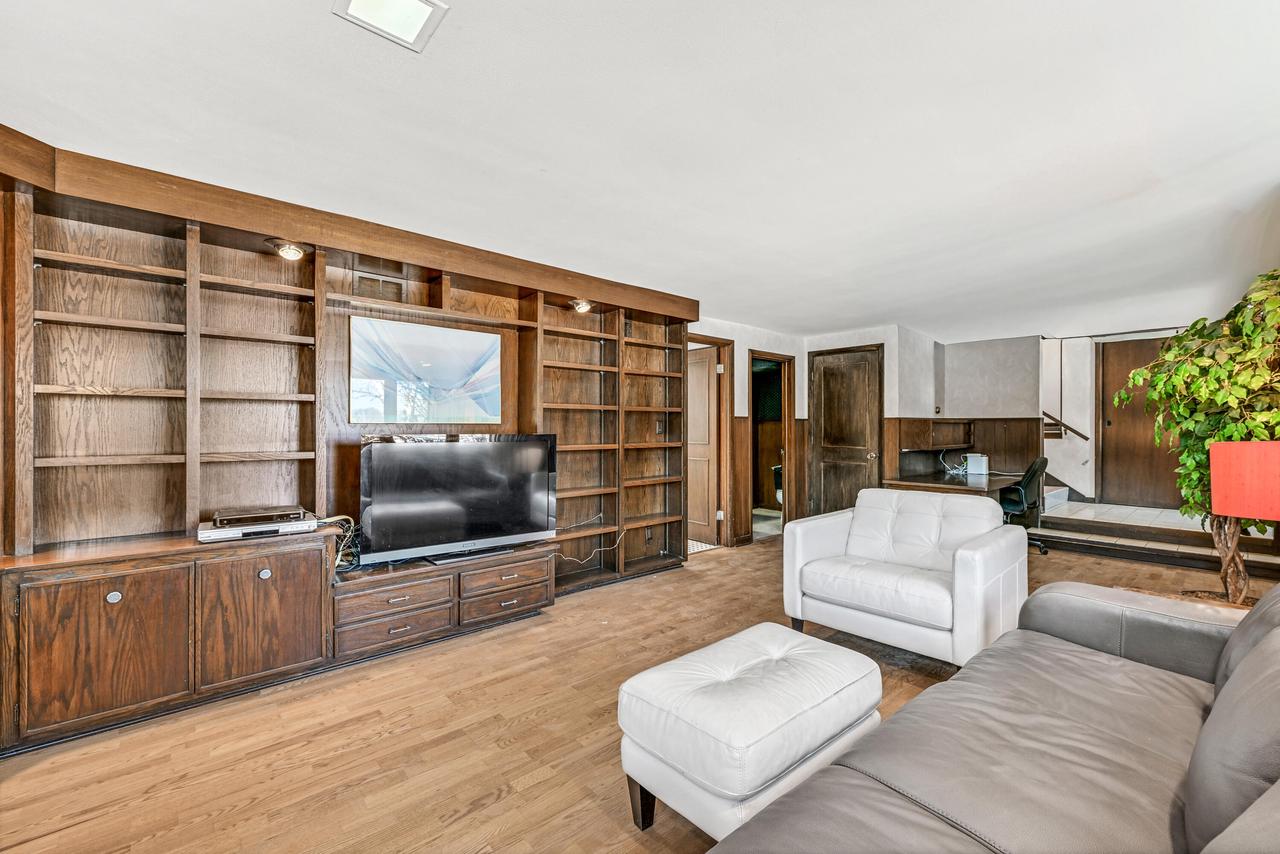 9001 North King ROAD