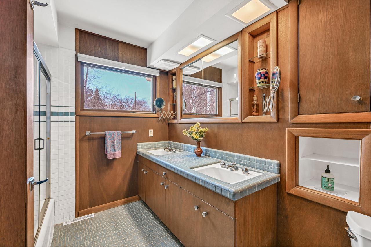 9001 North King ROAD