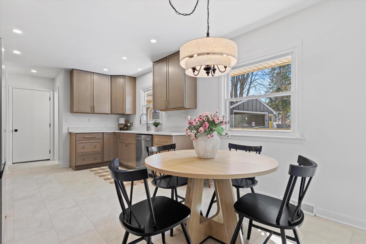 831 West Riverview DRIVE